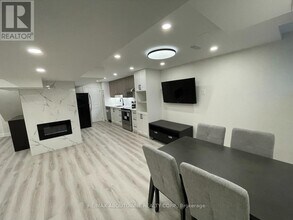 341 Ironside Dr in Oakville, ON - Building Photo - Building Photo