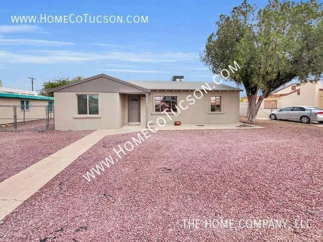 property at 2027 S Miramonte Stravenue