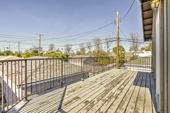 6011 Bellaire Ave in North Hollywood, CA - Building Photo - Building Photo