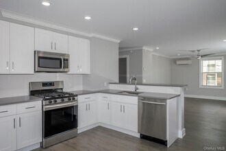 75 Circle Dr in Central Islip, NY - Foto de edificio - Building Photo