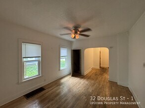 32 Douglas St in St. Paul, MN - Building Photo - Building Photo