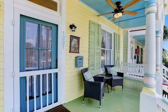 1221 Sealy Ave in Galveston, TX - Foto de edificio - Building Photo