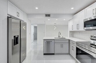 15378 Lakes of Delray Blvd, Unit TROWBRIDGE A COND in Delray Beach, FL - Building Photo - Building Photo