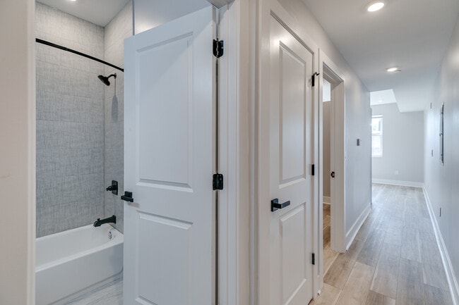 811 N 40th St, Unit 4 in Philadelphia, PA - Building Photo - Building Photo