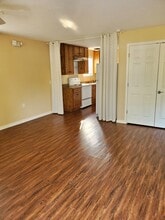 1015 N Houston St, Unit #106 in Livingston, TX - Foto de edificio - Building Photo