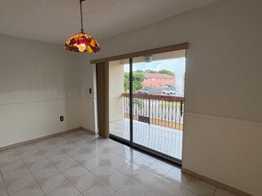 5625 W 26th Ct, Unit 201 in Hialeah, FL - Building Photo - Building Photo