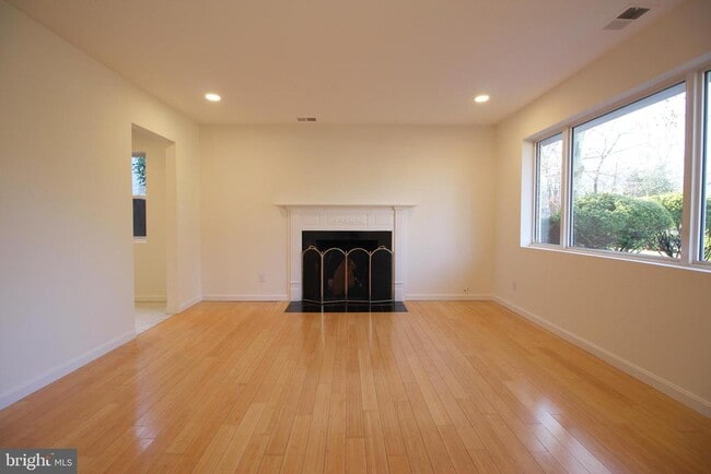 property at 2129 Grayson Pl