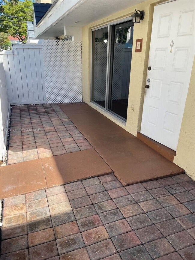 4560 SW 68th Ct Cir in Miami, FL - Building Photo - Building Photo