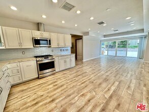 15 Quarterdeck St in Marina Del Rey, CA - Building Photo - Building Photo