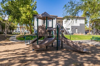 Villas at Mountain Vista Ranch in Surprise, AZ - Foto de edificio - Building Photo