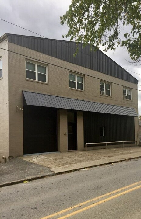 414 E Lincoln Ave in Mc Donald, PA - Building Photo