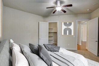 The Belvedere at Springwoods Village Apartments in Spring, TX - Foto de edificio - Building Photo