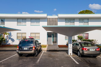 Atlantic Gardens Condominiums in Cape Canaveral, FL - Foto de edificio - Building Photo