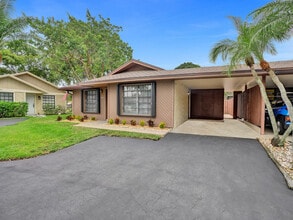 3747 E Valley Green Dr in Davie, FL - Building Photo - Building Photo