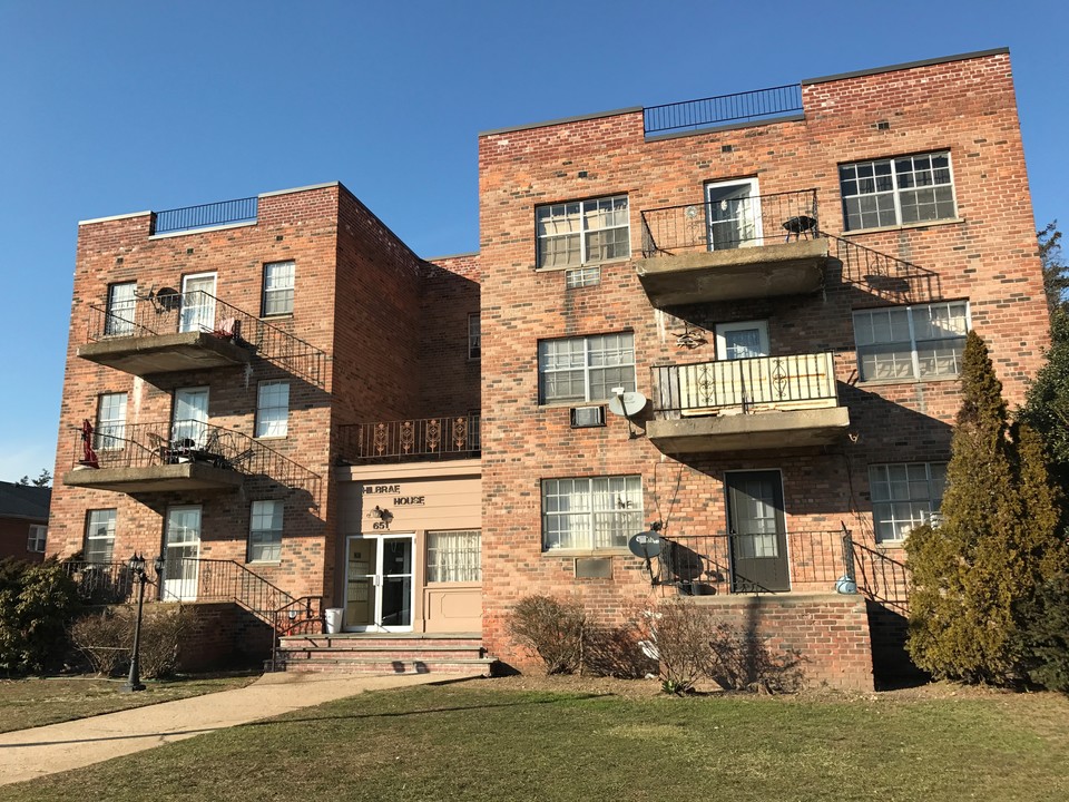 Hilbrae House in Hempstead, NY - Building Photo