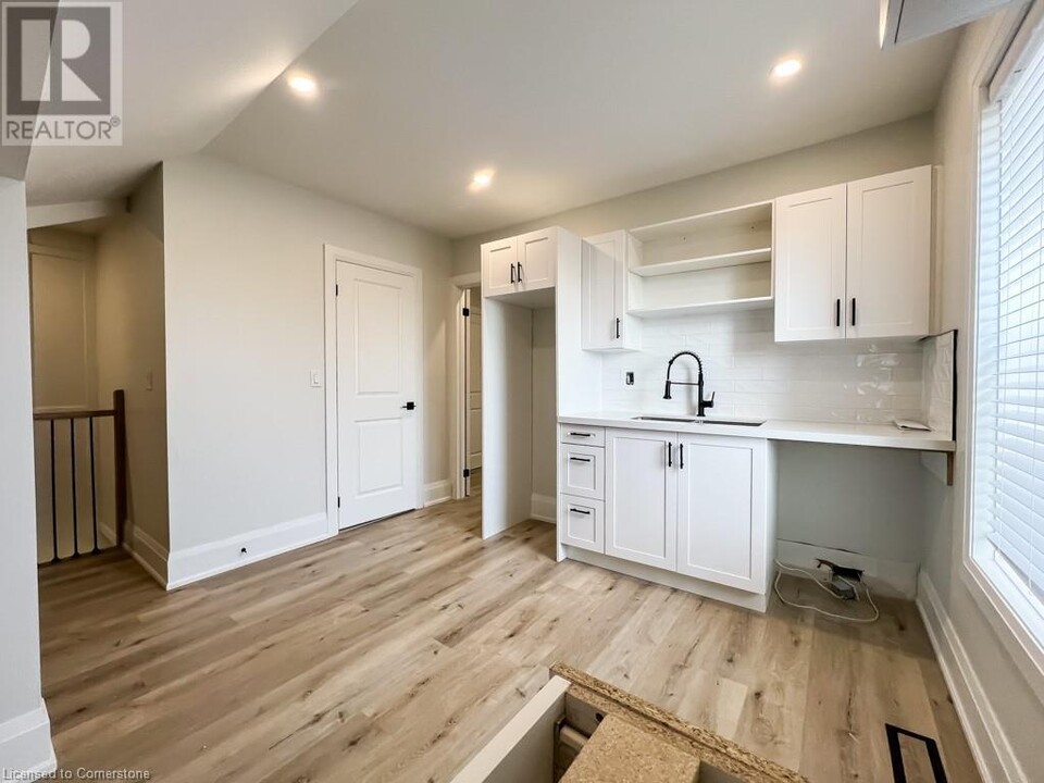 396 Barton St E in Hamilton, ON - Building Photo