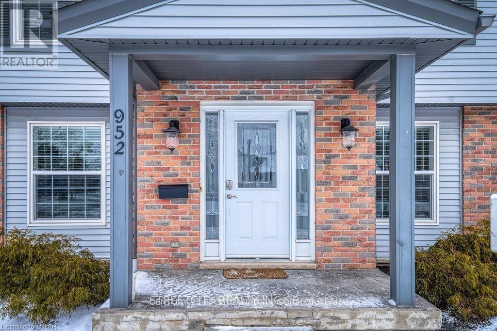 952 Farnham Rd in London, ON - Building Photo