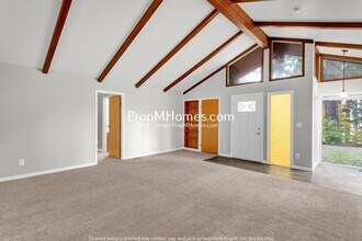 19992 South End Rd in Oregon City, OR - Building Photo - Building Photo