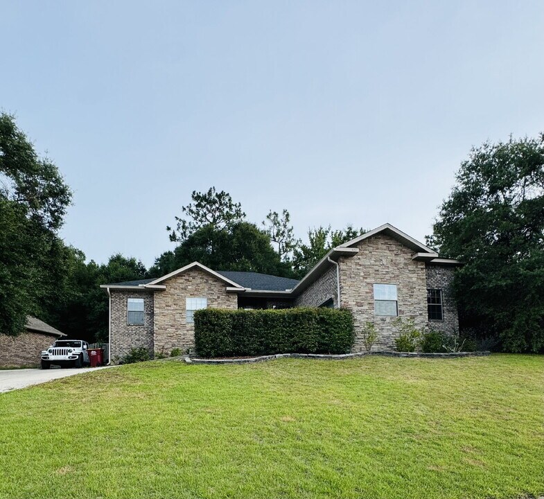 603 Red Fern Rd in Crestview, FL - Building Photo
