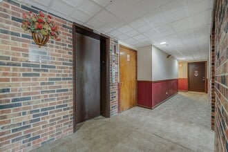 7117 W 93rd St, Unit 102 in Oak Lawn, IL - Building Photo - Building Photo