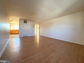 819 Creek Rd in Bellmawr, NJ - Building Photo - Building Photo