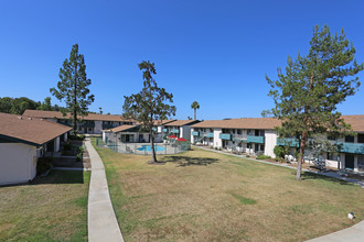 Whispering Pines Apartments in Escondido, CA - Foto de edificio - Building Photo