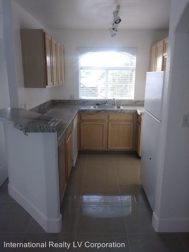 4304 W Lake Mead Blvd in Las Vegas, NV - Foto de edificio - Building Photo