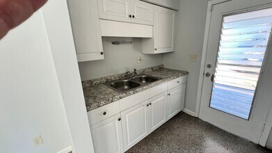 2323 Belmar Dr in Belleair Bluffs, FL - Foto de edificio - Building Photo