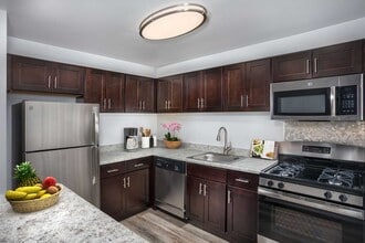 Lansdowne Village Apartments in Landover, MD - Foto de edificio - Building Photo