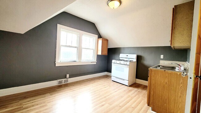1918 Lincoln Way W, Unit 1918 Lincoln Way W. APT C in South Bend, IN - Building Photo - Building Photo