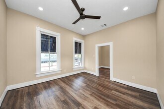 223 W Main St in La Porte, TX - Building Photo - Building Photo