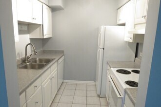 6182 Pinewood Ct in Willowbrook, IL - Building Photo - Building Photo