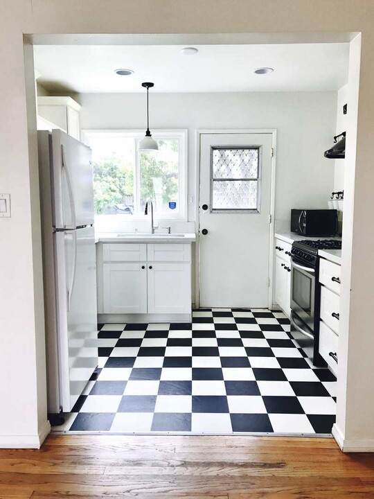 5586 W 82nd St in Los Angeles, CA - Building Photo