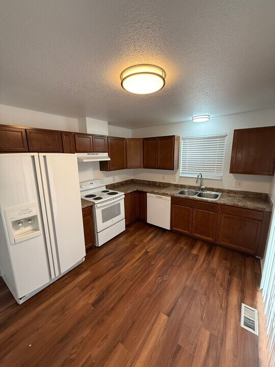 27 Lansing St in Aurora, CO - Building Photo