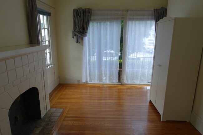 2343 Dwight Way, Unit 4 in Berkeley, CA - Foto de edificio - Building Photo