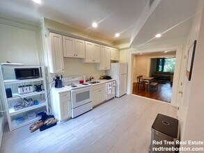 1712 Beacon St, Unit 1 in Brookline, MA - Building Photo - Building Photo