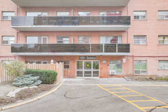 1051-1061 Seneca Av in Mississauga, ON - Building Photo - Building Photo