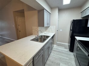 10101 S Gessner Rd in Houston, TX - Building Photo - Building Photo