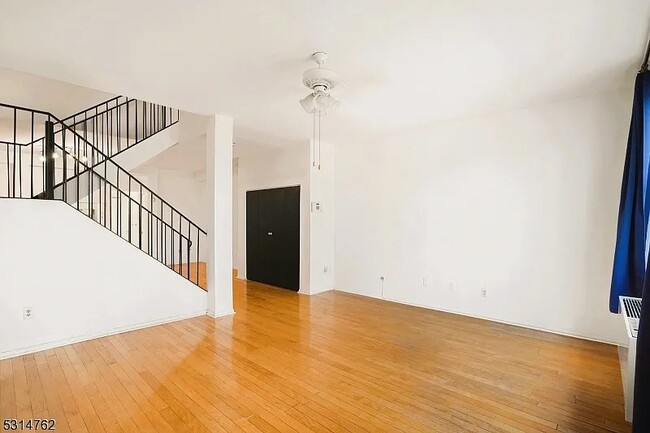 111 Mulberry St, Unit Townhouse B in Newark, NJ - Foto de edificio - Building Photo