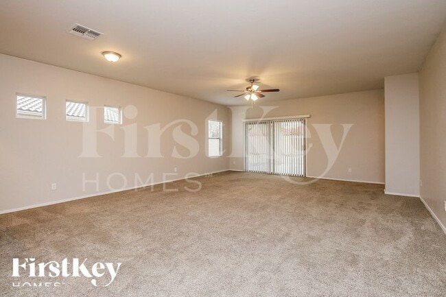 8811 S 57th Ln in Phoenix, AZ - Foto de edificio - Building Photo