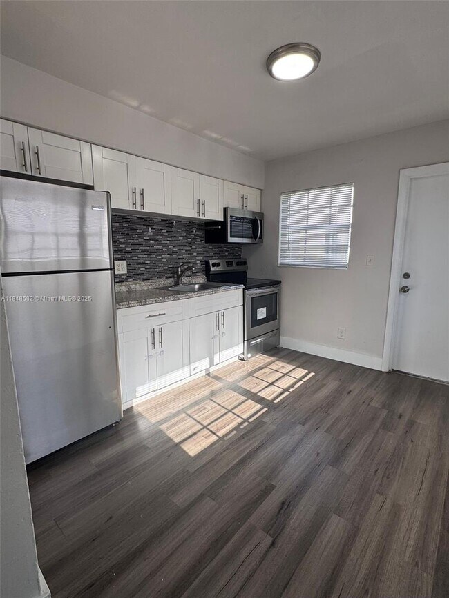 822 NW 7th Terrace in Hallandale Beach, FL - Building Photo - Building Photo