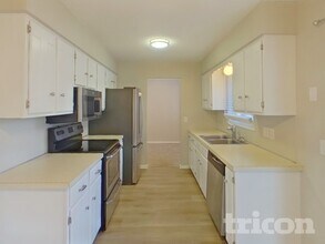 13101 Thomas Ave in Burnsville, MN - Building Photo - Building Photo