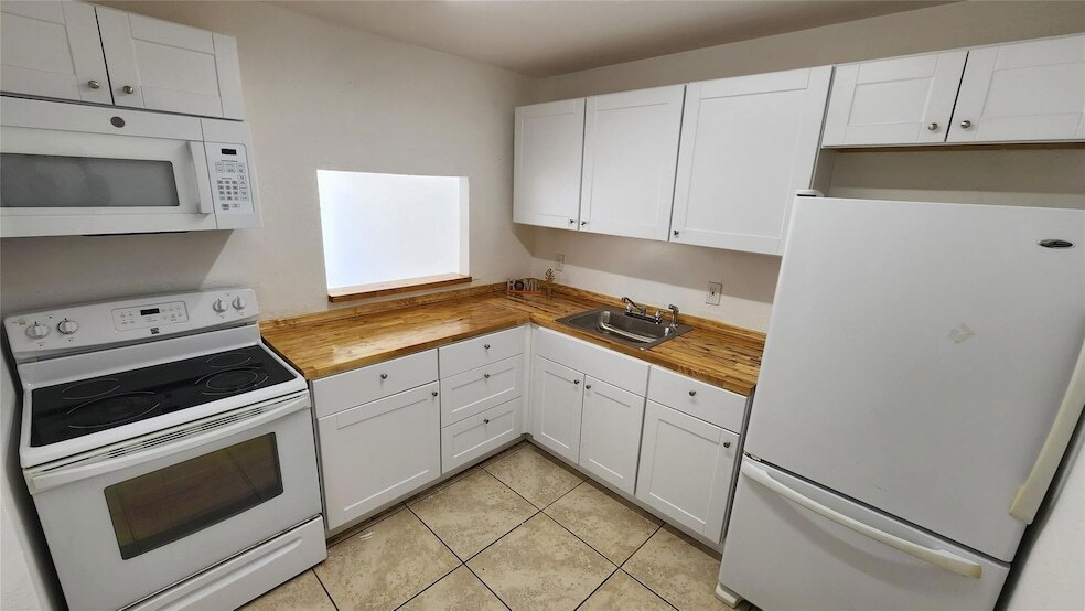 15205 NE 6th Ave, Unit D106 in Miami, FL - Building Photo