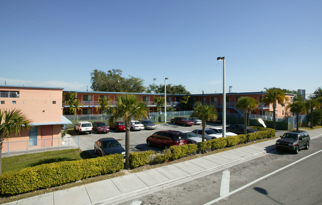 Little Haiti Gateway in Miami, FL - Foto de edificio