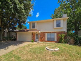 6513 Westridge Dr in Watauga, TX - Building Photo