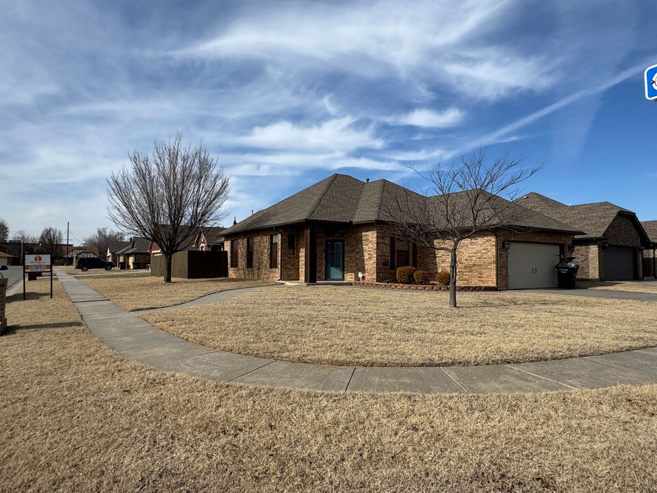 3001 Prairie Field Ln in Moore, OK - Building Photo