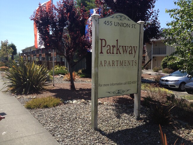 Parkway Apartments in Arcata, CA - Building Photo - Building Photo