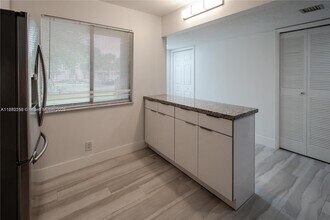 16471 Blatt Blvd in Weston, FL - Foto de edificio - Building Photo