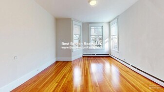 16 R Warren Ave, Unit 3 in Somerville, MA - Building Photo
