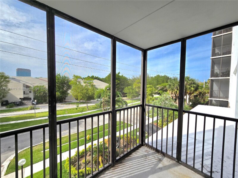 2500 NE 135th St in North Miami, FL - Building Photo